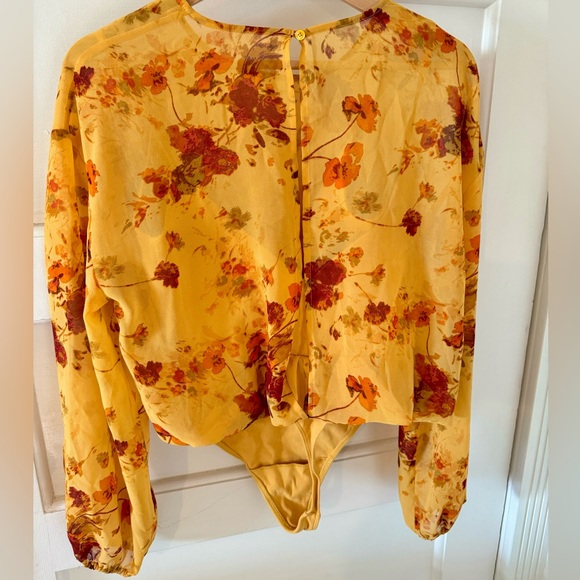 Aritiza Wilfred Babaton Talmont Gold Floral Blouse Bodysuit - Picture 3 of 5